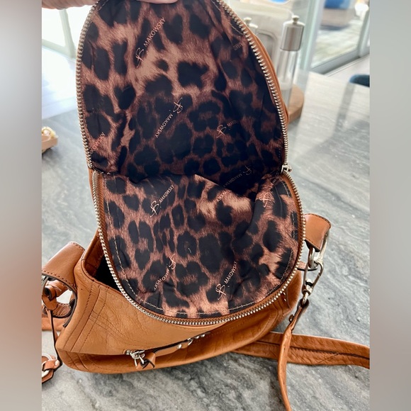 B Makowsky camel color crossbody bag - Picture 5 of 7